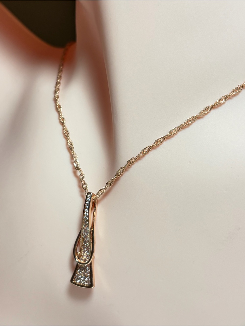 Gold Crystal Teardrop Pendant Necklace. - Picture 7 of 9